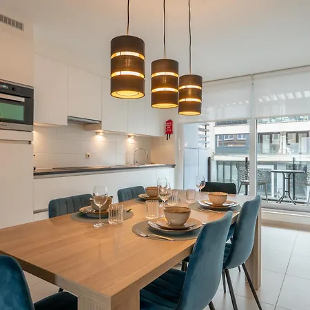 Daire Cozy Coastal In 2br, Terrace & Garage