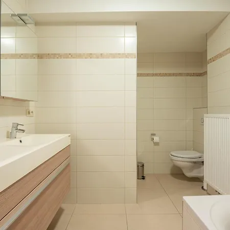Cozy Coastal In 2br, Terrace & Garage *
